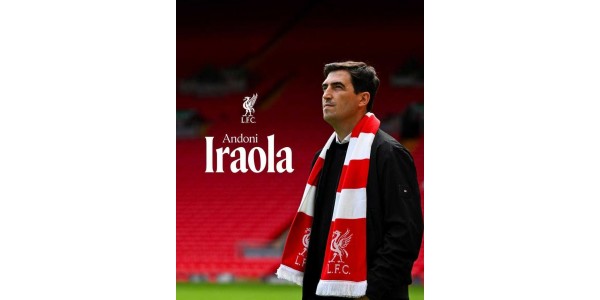 Iraola se pone la camiseta del Liverpool, reavivando la tormenta del heavy metal en Anfield. Iraola se pone la camiseta del Liverpool, reavivando la tormenta del heavy metal en Anfield.